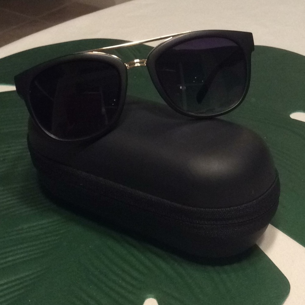 Beautiful Tahari sunglasses!!